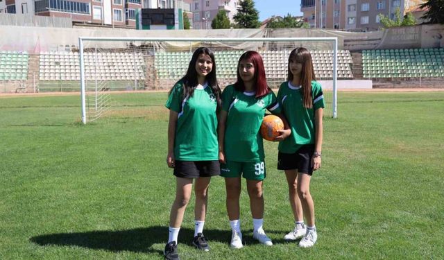 Kadınlar sahaya indi "Futbol erkek işi" diyenlere cevabını verdi