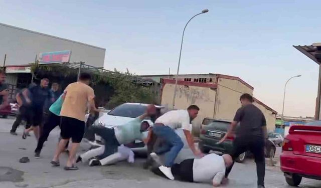 Kaza sonrası tekme tokat kavga ettiler