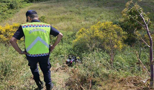 Motosiklet direksiyon hakimiyetini kaybetti uçuruma düştü
