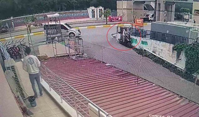 Motosiklet sürücüsü önce otomobile ardından da duvara çarptı