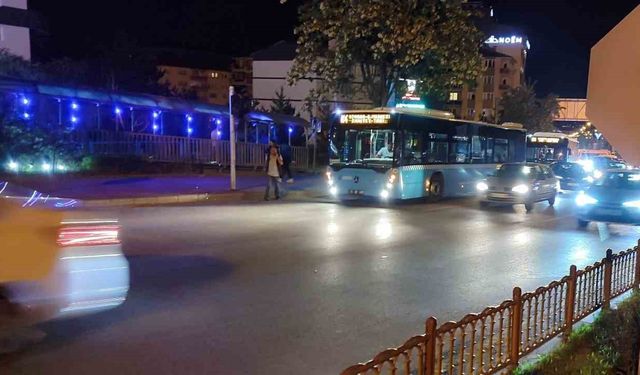 Otobüsten inen yolcuya motosiklet çarptı