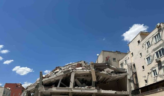 Yıkım çalışması yarım kalan bina tehlike saçıyor