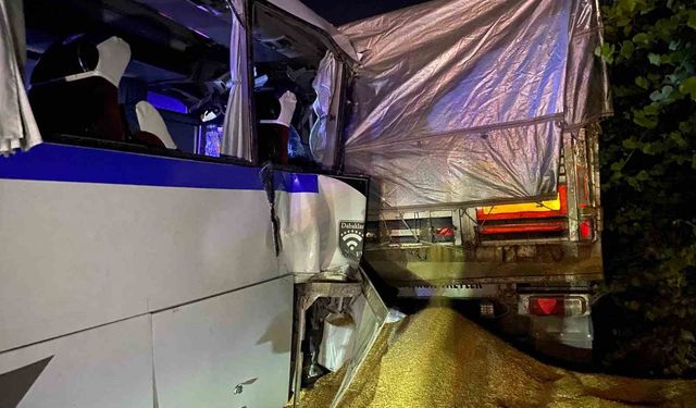 Yol kenarında duran tıra işçi servisi çarptı