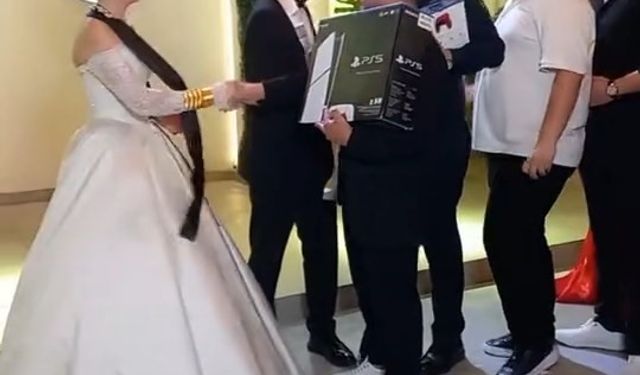 Düğünde ilginç anlar damat ve gelinin arkadaşları oyun konsolu taktı