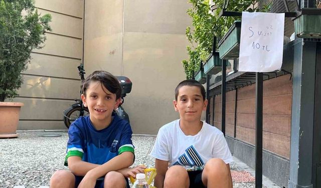 İki küçük arkadaş oyuncak alma hayaliyle su satıyor