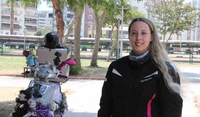 Kadın kurye, renkli motosikletiyle ilgi odağı oldu