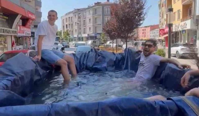 Serinlemek istediler traktörün römorkunu havuz yapıp şehir turu attılar