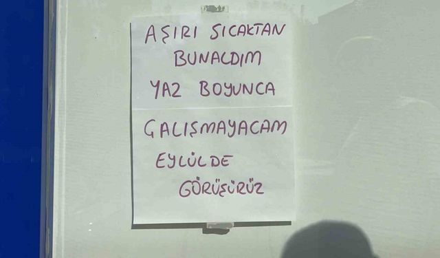 Sıcakların artmasına dayanamayınca iş yerine not bırakıp tatile çıktı