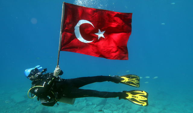 Türk Bayrağı Zafer Bayramı'nda suyun derinliklerinde dalgalandı