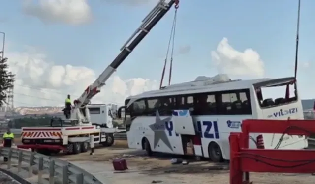 Yolcu otobüsü bariyere çarparak devrildi: 3 ölü, 20 yaralı!