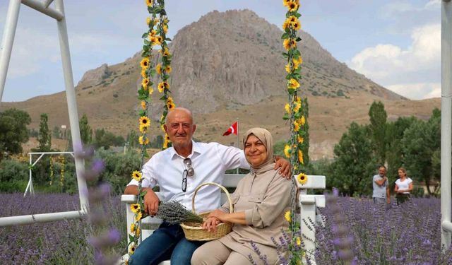 Âşık olduğu dağın eteğine lavanta bahçesi kurdu