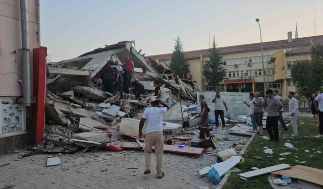 Balıkesir Sındırgı’da 6.1’lik deprem 1 ev yıkıldı ciddi hasar gören yapılar var