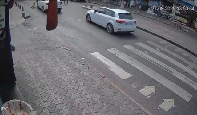 Beyoğlu’nda otomobilin dede ve torununa çarptığı kaza kamerada