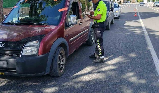 Dikkat trafik kontrolleri sürüyor