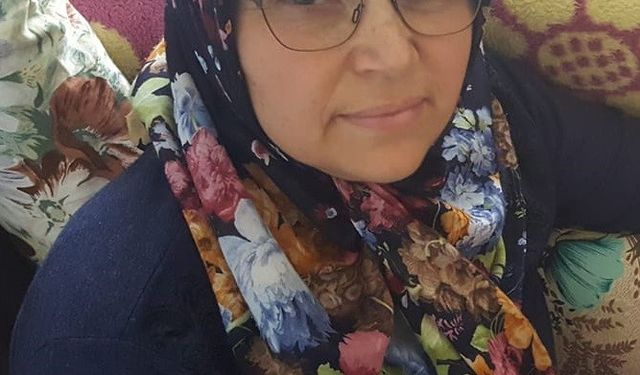 Sokak köpeklerinden kaçarken aracın altında kaldı