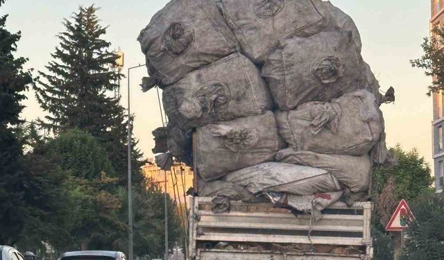 Aşırı yükle trafikte ilerleyip tepkilere neden oldu