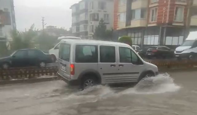 Bolu’da sağanak hayatı felç etti: Sokaklar göle döndü