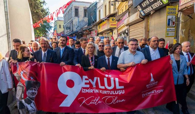 Düşman işgalinden kurtuluşa özel 350 metrelik bayrak caddelerde dalgalandı