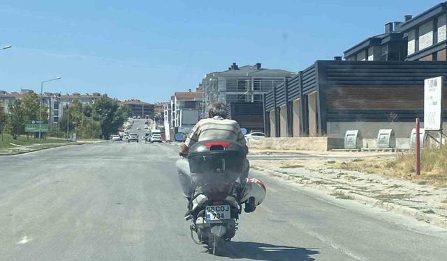 Kaskı kafasına değil motosikletin demirine taktı