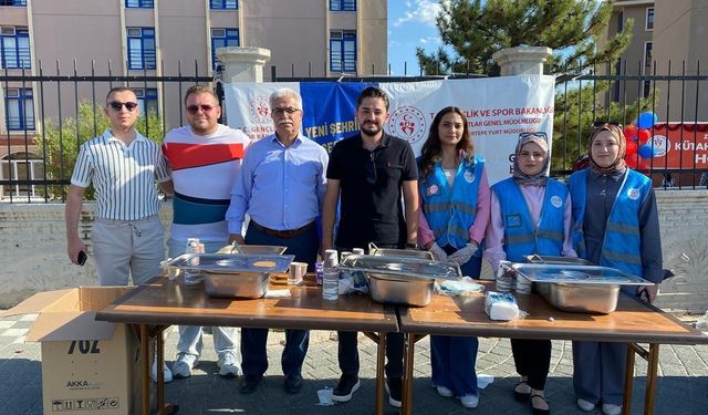 Kütahya AK Gençlik’ten yeni üniversite öğrencilerine çorba ikramı