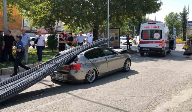 Lüks araç, tonlarca demirin altında kaldı: 2 yaralı