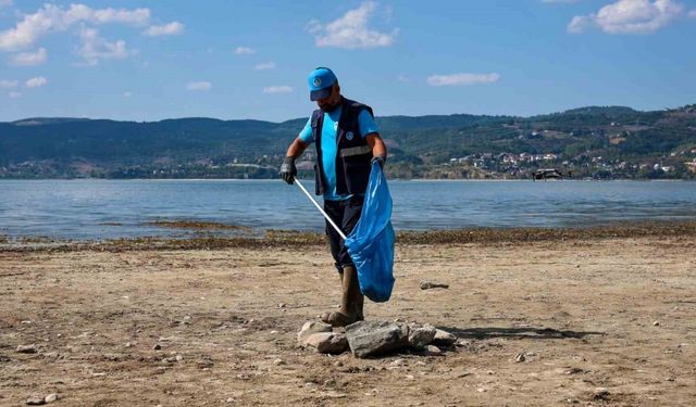 Sapanca Gölü çevresinden 2 ton çöp toplandı