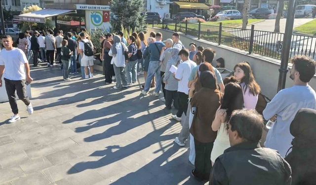 Üniversiteliler kart kuyruğunda saatlerce bekledi