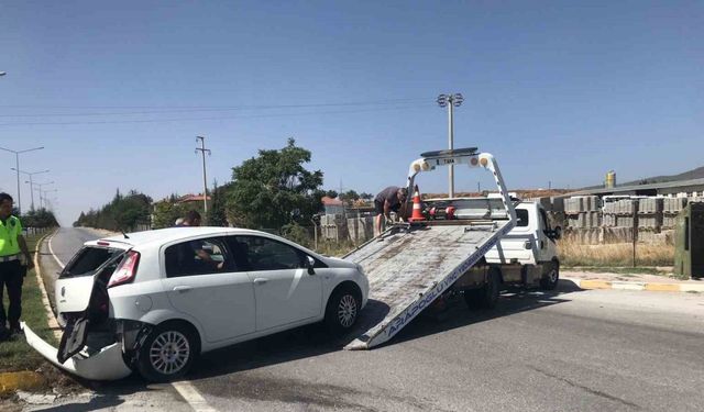 Uşak’ta iki otomobil çarpıştı: 2 yaralı