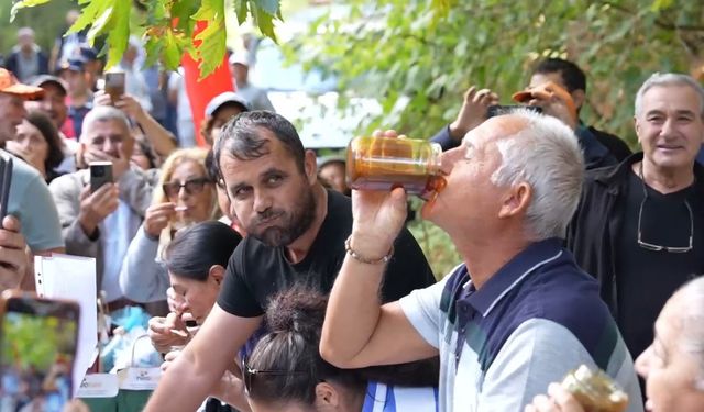 2 dakikada 1 kilogram bal yedi izleyenleri hayrete düşürdü