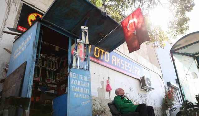 2 metrekarede 45 yıldır ayakkabı boyacılığı yapıyor
