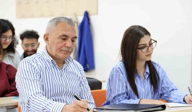 58 yaşındaki dede torunuyla aynı üniversitede