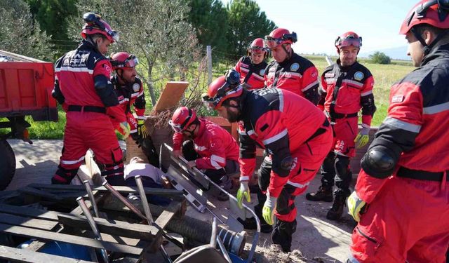 Balıkesir’deki 6.1’lik depremin ardından ekipler kurtarma tatbikatı yaptı