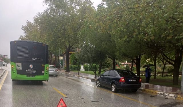 Belediyeye ait otobüslerden biri bozuldu diğeri kaza yaptı