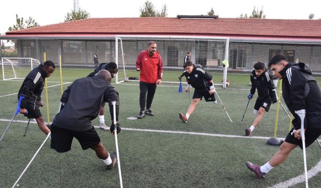 Kazada engelli oldu, futbolla hayata tutundu