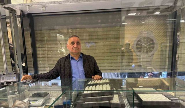 Kuyumcu soygunu: 1 dakikada 3 kilo altını çaldılar