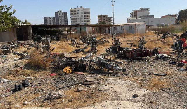 Terk edilen parktaki araçlar yağmalandı