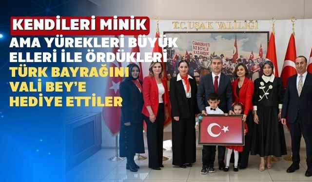 Minik Eller Cumhuriyet Aşkıyla Ördü Uşak Valisi’ne Hediye Etti