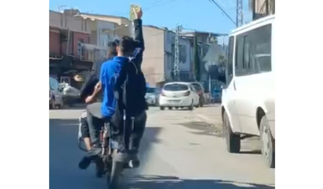 Serum takılı halde motosikletle yolculuk yaptı