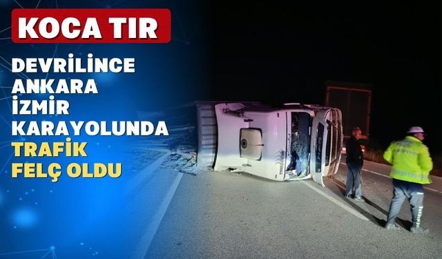 Uşak’ta devrilen koca tır yolu kapattı