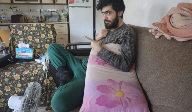 Telefon bağımlısı genç 3 yıldır evden dışarı çıkmıyor