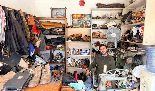 26 yıldır ayakkabı tamirciliği yapıyor