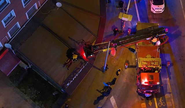 2'nci kattan kafenin tentesine düştü