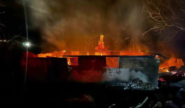 Alev alev yanan evde 92 yaşındaki adam hayatını kaybetti