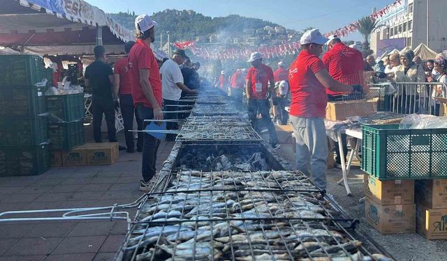 Geleneksel hamsi festivali başladı 7 ton hamsi ücretsiz dağıtılacak