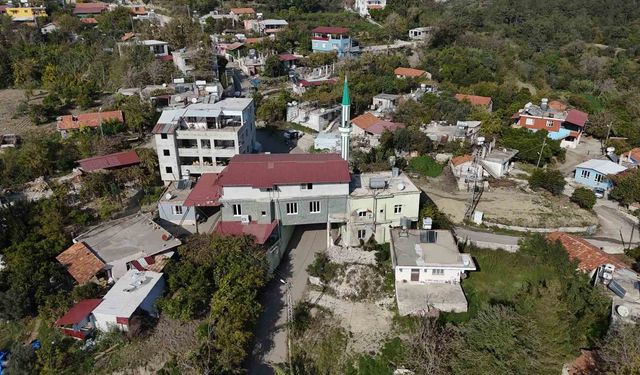 İnşa edilen caminin altından 6 metre genişliğinde yol geçiyor