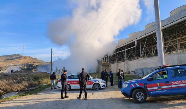 Jeotermal akışkan iletim hattı patladı: 170 derecelik su çevreye yayıldı
