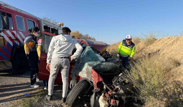 Kamyonla çarpışan otomobil hurdaya döndü: 1 ölü, 1 yaralı