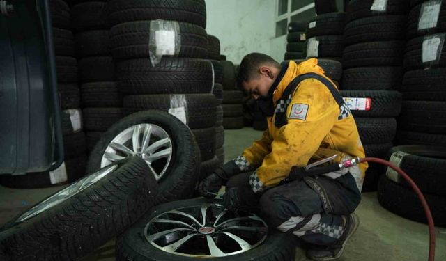 Köpeklerin saldırdığı tavuk oto lastikçiye sığındı