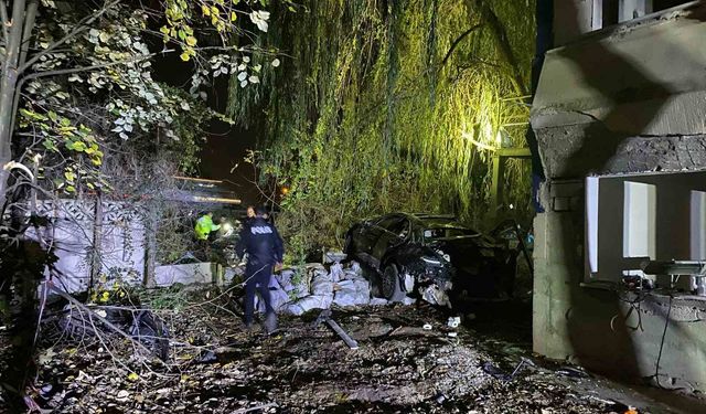 Köprü üstünde çarpışan otomobiller hurdaya döndü: 1 ölü, 4 yaralı