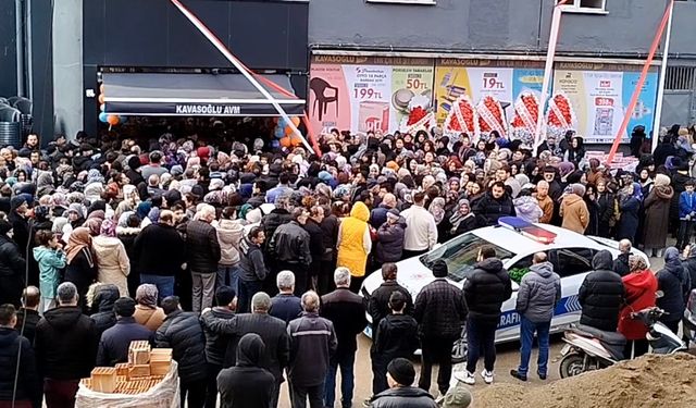 İş yeri açılışında yapılan indirimler izdiham yarattı